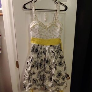 White and yellow flower semiformal dress size 3